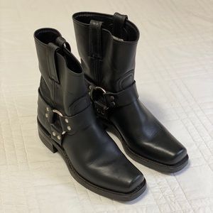FRYE HARNESS 8R black boots
